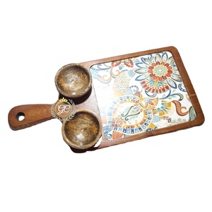 ถาดเสิร์ฟชิปและดิปไม้กระถินเทศ งานแฮนด์เมด เป็นมิตรกับสิ่งแวดล้อม พร้อมชามในตัว เหมาะสำหรับงานเลี้ยงและงานสังสรรค์ - Product Image 1