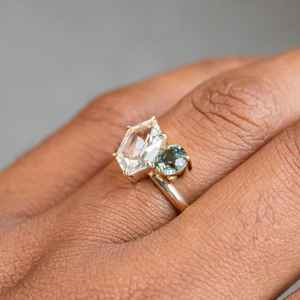 Anillo Solitario de Moissanita Original con Gema Hexagonal Alargada y Redonda Verde, Anillo de Plata 925 con Baño de Oro, Regalo Fino - Product Image 5