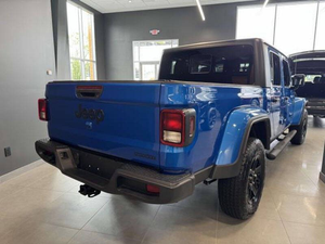 2021 J e p G L A d i a t o Sport S 4x4 Dark Interior 4dr Crew Cab 5,0 Ft. SB Caja de cambios automática AWD R16 Tamaño del neumático trasero ACC - Product Image 4