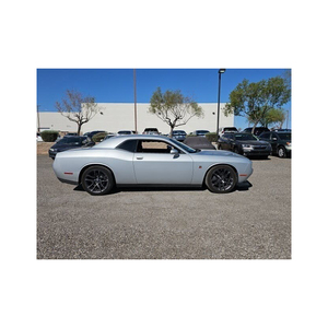 Dodge Challenger avec capot Shaker, style classique et performance puissante. - Product Image 1