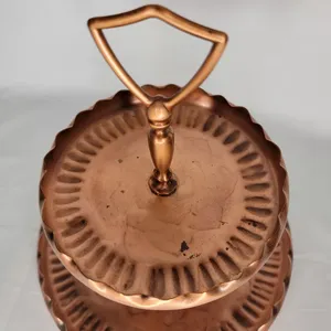 Support à gâteau élégant en métal à 2 niveaux avec bords décoratifs pour les expositions de mariage et de fête au prix de gros - Product Image 3