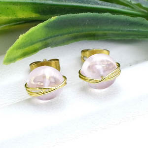 Pendientes Colgantes de Latón Hechos a Mano de 8mm al por Mayor, Cuentas de Cuarzo Rosa Natural, Estilo Vintage con Baño de Oro de 14k - Product Image 1