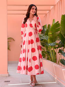 Robe portefeuille à pois classique avec une crème ludique et une beauté de longueur de tasse de thé à pois rouges en coton doux pour un résultat ultime - Product Image 4