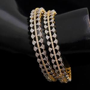 Superbe finition or blanc tendance avec des pierres AD Look Two Set de bracelets ouvrables Bracelets élégants pour les femmes pour les vêtements de mariage - Product Image 1