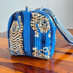 Sac de voyage en coton matelassé imprimé à la main Blue Tiger, sac de week-end de luxe pour filles et garçons, voyage d'une nuit, poches latérales, écologique - Product Image 3