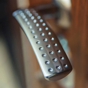 มือจับประตูสีเงินคลาสสิกสำหรับประตูไม้เพิ่มสัมผัสที่ทันสมัยสะอาดให้กับบ้านภายในสำนักงานหรือทางเข้าอพาร์ตเมนต์จากอินเดีย - Product Image 2