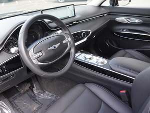 Genesis GV70 2.5T AWD 2024 Noir Intégral d'occasion, Toit ouvrant gauche, Démarrage à distance, Sièges en cuir, Pack Premium, Boîte automatique, Jantes en alliage - Product Image 5