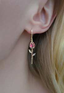 Pendientes de Rosa Rubí Rosa Púrpura, Plata de Ley Natural, Diseño de Rosa Roja y Tallo, Pendientes Huggie Rojos, Regalos para Ella - Product Image 3