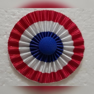 rosette ou cocarde plissée blanche, rouge et noire, parfois associée à des thèmes historiques ou révolutionnaires - Product Image 4