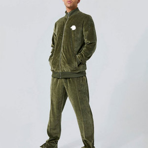 ชุดวอร์มกำมะหยี่ผู้ชายจากโรงงาน รับผลิตตามแบบ พร้อมสกรีนโลโก้ OEM ODM เสื้อฮู้ดดี้ กางเกงจ็อกเกอร์ ทรงเข้ารูป ดีไซน์สำหรับใส่ลำลอง - Product Image 1