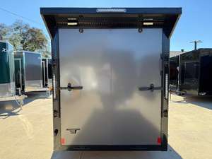 Remolque de Carga Cerrado de Diseño Nuevo y de Calidad, Stealth 8.5x24 XLT Pro, con Puerta de Rampa e Interior Acabado - Product Image 3