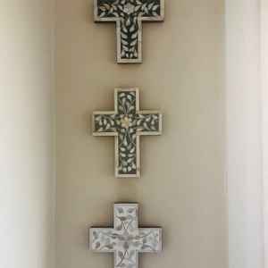 งานประดับตกแต่งแท่นบูชาโบสถ์รูปไม้กางเขนฝังมุกคุณภาพสูง ดีไซน์หรูหรา สำหรับพิธีบัพติศมาและวันครบรอบ - Product Image 5