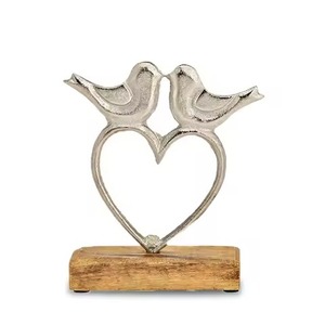 Sculpture de table d'oiseaux amoureux romantiques pour une décoration intérieure élégante et un accent artistique en forme de cœur pour les espaces de vie modernes - Product Image 1