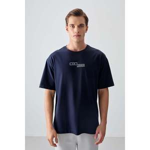 เสื้อยืดแขนสั้นพิมพ์ลายทรงโอเวอร์ไซส์เนื้อผ้าฝ้าย 100% สีน้ำเงินกรมท่าสำหรับผู้ชาย ยี่ห้อ Air Jones เหมาะสำหรับใส่ลำลอง - Product Image 3