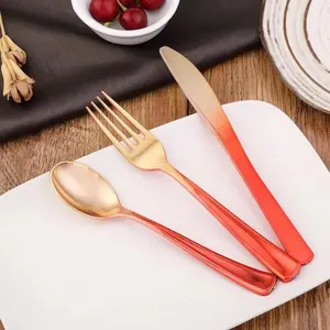 Logo a colori personalizzato Designer in acciaio inossidabile manico spesso oro rosso lucidato a specchio coltelli da sposa e cucchiaio forchetta set posate dorate