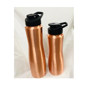 Botella de agua de cobre de lujo hecha a mano para el bienestar y el fitness con un diseño elegante y pulido y un estilo atemporal. - Product Image 1