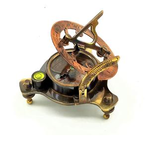 Brújula Chapada en Oro con Reloj de Sol Grabado Personalizado, Decoración Náutica Moderna de Alta Calidad, Regalo de Boda de la India - Product Image 1