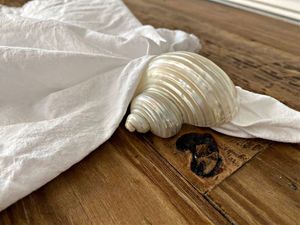 Anneau de serviette classique en coquillage, fait main à partir de coquillages naturels, écologique et suspendu pour la décoration de table, en provenance du Vietnam - Product Image 2