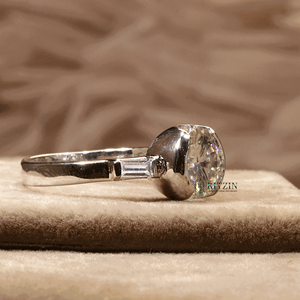 Anillo de compromiso de estilo de 3 piedras de corte redondo y Baguette para mujer - Product Image 3