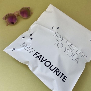 Bolsas de Correo Blancas Resistentes e Impermeables de 120 Micras de Grosor, Reciclables y Personalizadas, con Impresión de Logotipo en Serigrafía Negra para Envío - Product Image 1