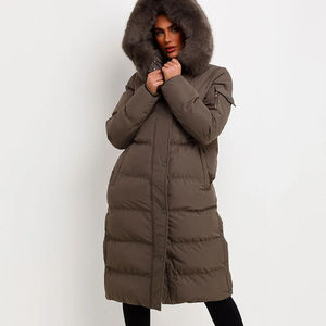 Chaqueta de plumón acolchada larga para mujer, diseño exclusivo OEM, color marrón, con capucha de piel, cremallera completa y acolchado tipo burbuja, para invierno. - Product Image 1