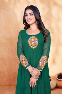 Robe décontractée réversible en crêpe de georgette verte pour femmes, broderie, mariage et Diwali, motif uni, coupe régulière, toutes saisons - Product Image 4