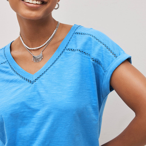 T-shirt décontracté pour femmes grandes tailles, col en V, écologique, séchage rapide, respirant, en tissu dentelle, avec logo personnalisé - Product Image 4
