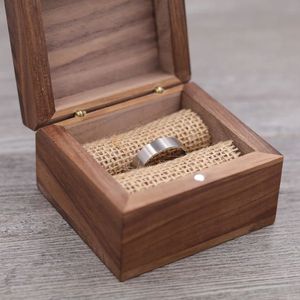 HATE FAIT À LA MAIN MARIAGE NATUREL BOÎTE À ANNEAUX EN BOIS MASSIF Mariage en bois de noyer Petit porte-anneau unique Gravure - Product Image 1