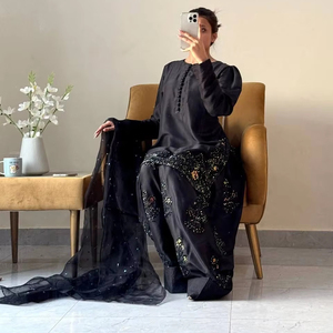 Ensemble Kurta élégant embelli avec détails perlés et tenue de fête festive Dupatta pour femmes Look ethnique glamour - Product Image 1