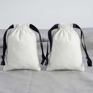 Bolsas de Embalaje de Joyería Personalizadas de Algodón Blanco Ecológico de 8*10 cm, Impresión de Serigrafía, para Anillos, Colgantes, Pulseras, Pendientes, Reciclables - Product Image 1