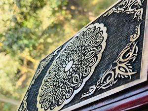 กล่องใส่เครื่องประดับไม้มะม่วงสลักลายเต็มใบ ขนาด 12.5 x 8.5 ซม. สำหรับสั่งซื้อจำนวนมาก กล่องไม้ขัดเงาสีทองและสีแดง กล่องจัดระเบียบเครื่องประดับไม้ - Product Image 6