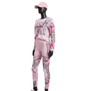 Conjunto de Camiseta Ligera de Malla para Mujer 120 GSM y Leggings de Poliéster Spandex Acanalados 220 GSM Elásticos Rosa con Logotipo Personalizado - Product Image 4