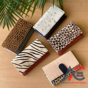 Bolso de mano colorido hecho a mano de cuero, cartera de mano de Piel reciclada - Product Image 1