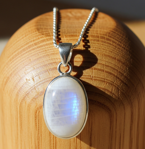 Pendentif en argent sterling 925 de style bohème qualité naturelle pierre de lune bleue pierres de cristal de guérison 18K réglage de la lunette forme de goutte - Product Image 2