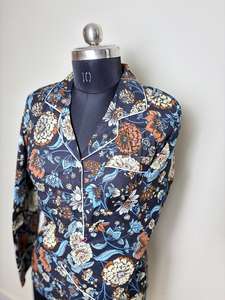 เสื้อเชิ้ตผ้าฝ้ายพิมพ์ลายดอกไม้สีดำและน้ำเงินเสื้อลำลองมีกระดุมดีไซน์ลายดอกไม้สีเข้ม - Product Image 2