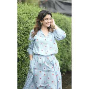 Ensemble deux pièces en lin bleu Heartbeat pour femmes, tenue de bureau décontractée - Haut court et jupe longue en tissu tissé, saison estivale - Product Image 1