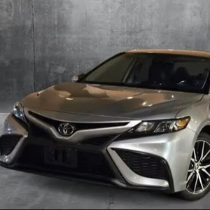 Camry SE SUV 2023 d'occasion, boîte automatique, sièges en cuir, intérieur foncé, caméra de recul, jantes alliage R17, essence, conduite à gauche, panoramique - Product Image 1