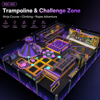 Équipement de terrain de jeux intérieur commercial avec trampoline, toboggans et zones d'escalade, taille personnalisable, structure en acier pour FEC