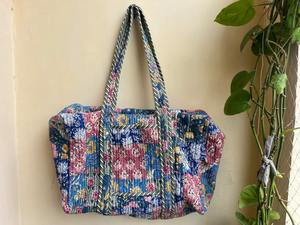Bolsa de Mano Grande Acolchada Hecha a Mano con Diseño Floral, Duradera, de Lujo, Deportiva, Informal, de Algodón con Parches, Cierre de Cremallera, para Viajes de Fin de Semana - Product Image 4