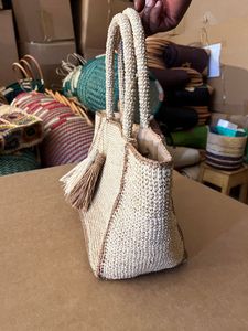 Sac à main carré en crochet fait main pour femme de Madagascar, 100 % coton écologique, bicolore avec pompon et doublure en toile, fermeture auto-agrippante - Product Image 4