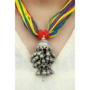 Tridha Colgante Jhumka de Plata 925 con Borlas Multicolor y Cadenas Elegantes de Acero Inoxidable para Bodas, Diseño Geométrico con Forma de Número - Product Image 3