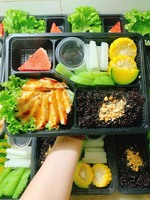Meilleures ventes 2025 Contenant alimentaire jetable haut de gamme en plastique à 4 compartiments avec couvercle, couleur noire, fabriqué en usine au Vietnam, boîte à lunch à emporter