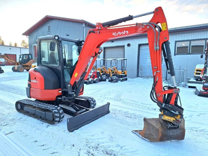 Mini-excavatrice compacte Kubota U36-4 de 3,9 tonnes, 24,8 CV, sur chenilles, diesel, hydraulique, avec cabine fermée, chauffage/climatisation et 3 godets. - Product Image 1
