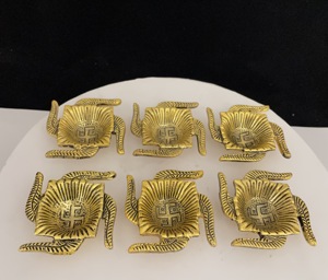 Nueva llegada hecha a mano India Pooja Swastik T soporte de luz Diya conjunto de Color dorado para la decoración del hogar y la decoración de Diwali de regalo - Product Image 4