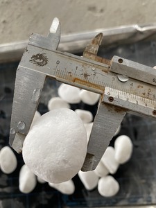 Cailloux ronds décoratifs de pierre de galets de neige blanche de l'usine du Vietnam pour l'aménagement paysager de jardin et de parc pour une utilisation extérieure - Product Image 2