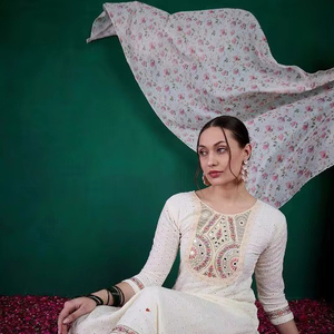 ชุดออกงานดีไซเนอร์ ผ้าวิสโคสชานเดรี ปักลายด้วยเลื่อม แขนยาว พร้อมกางเกง และผ้าคลุมไหล่พิมพ์ลายดอกไม้ - Product Image 1