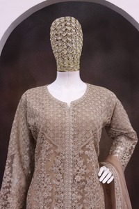 Impresionante traje de red de seda crepé y pesado más vendido para mujer con Dupatta de declaración y trabajo detallado para precio de exportación - Product Image 2