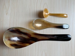 Cuillère en corne d'animal polie, authentique, artisanale et écologique - Durable, élégante et unique pour une utilisation en cuisine par Crescent Crafts - Product Image 2