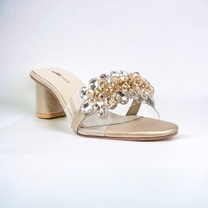 Impresionante elegancia nupcial de alta calidad: Sandalia de tacón de bloque con broche en una parte superior transparente para su Día Especial - Product Image 3