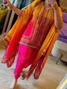 Presentamos un Hermoso Kaftan Festivo de Diseño en Tela de Seda Chinon de Alta Calidad de 3 Piezas con Dhoti y Bustier de Crepé sin Relleno - Product Image 3